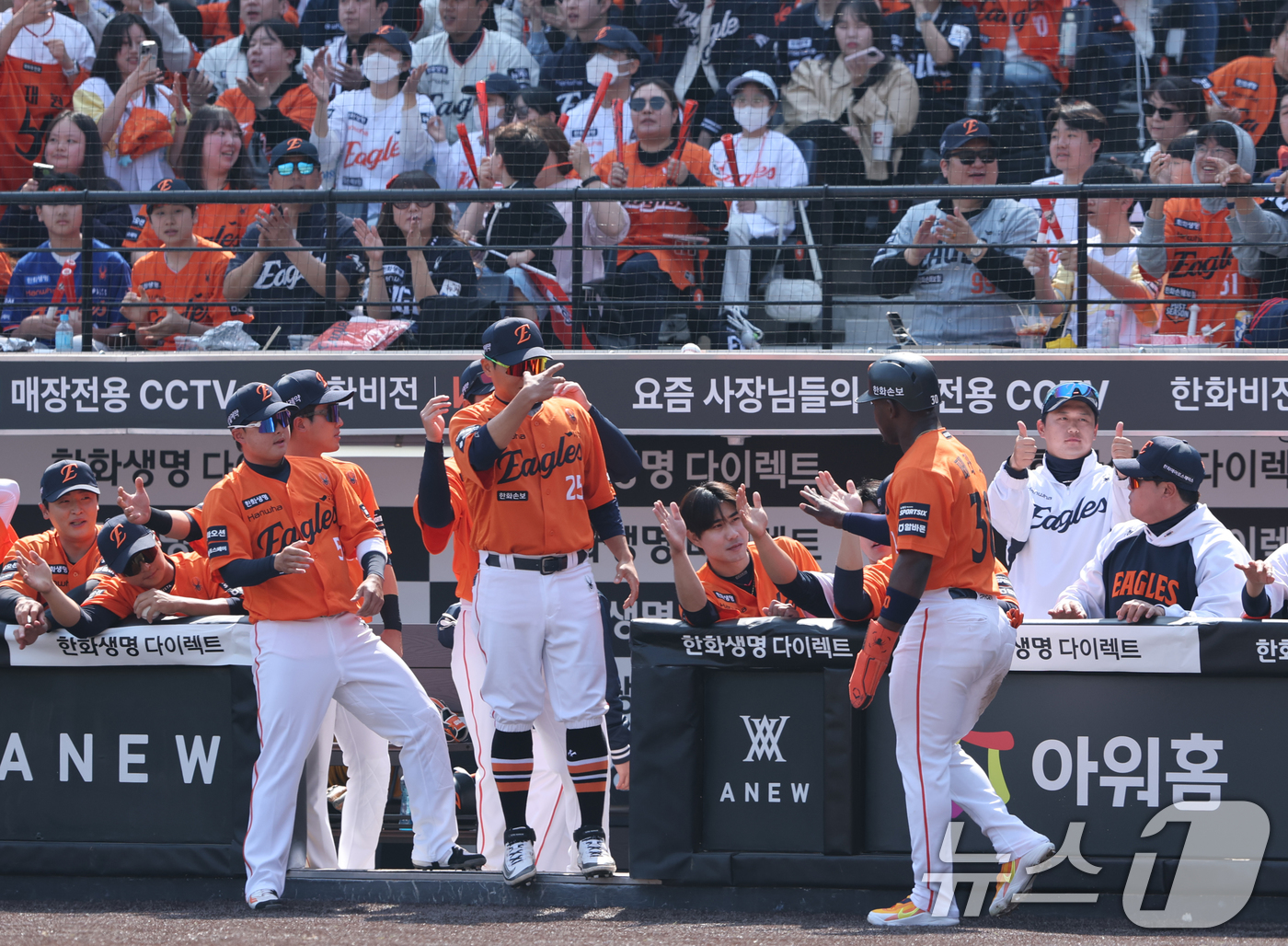 (대전=뉴스1) 김기태 기자 = 28일 대전 한화생명볼파크에서 열린 2026 신한 SOL뱅크 KBO 리그 키움 히어로즈와 한화 이글스 정규시즌 개막전 1회말 2사 2, 3루 상황, …