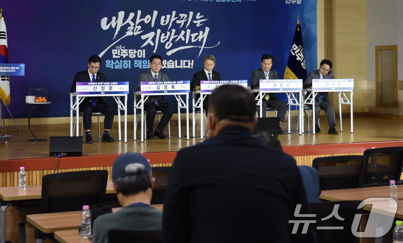 (순천=뉴스1) 김성준 기자 = 28일 순천대학교에서 열린 더불어민주당 전남광주통합특별시장 후보 선출을 위한 권역별 정책배심원 심층토론회에서 배심원이 후보들을 향해 질문하고 있다. …