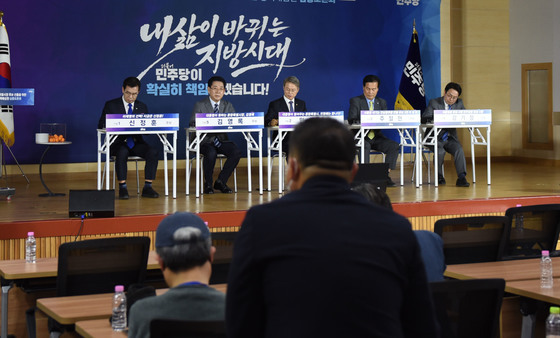 질문하고 있는 정책배심원