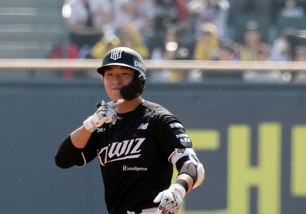 KT 이강민, 30년 만에 개막전 고졸 신인 3안타 "온몸에 전율 흘러"