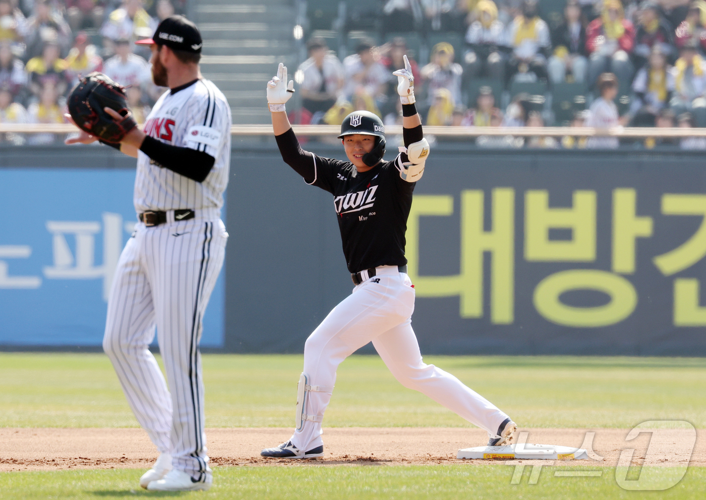 (서울=뉴스1) 김진환 기자 = 28일 서울 송파구 잠실야구장에서 열린 '2026 신한 SOL KBO리그' 공식 개막전 KT 위즈와 LG 트윈스의 경기, KT 이강민이 1회초 2사 …