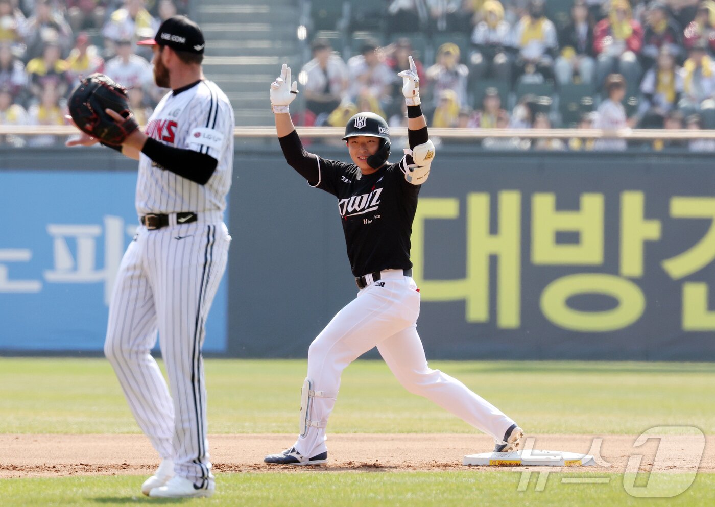 본문 이미지 - 28일 서울 송파구 잠실야구장에서 열린 '2026 신한 SOL KBO리그' 공식 개막전 KT 위즈와 LG 트윈스의 경기, KT 이강민이 1회초 2사 1,2루 상황 싹쓸이 2타점 2루타를 친 뒤 환호하고 있다. 2026.3.28 ⓒ 뉴스1 김진환 기자