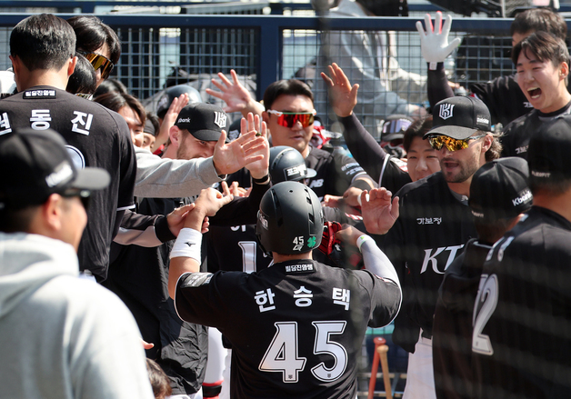 '개막전 선발 전원 안타' KT, '디펜딩 챔피언' LG 11-7 격파