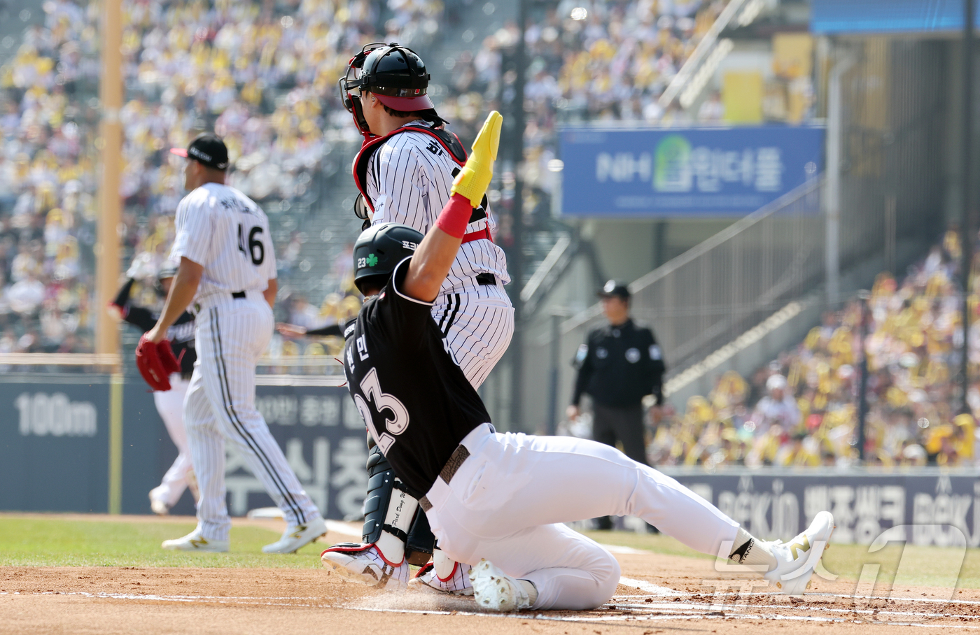 (서울=뉴스1) 김진환 기자 = 28일 서울 송파구 잠실야구장에서 열린 '2026 신한 SOL KBO리그' 공식 개막전 KT 위즈와 LG 트윈스의 경기, KT 안현민이 1회초 2사 …