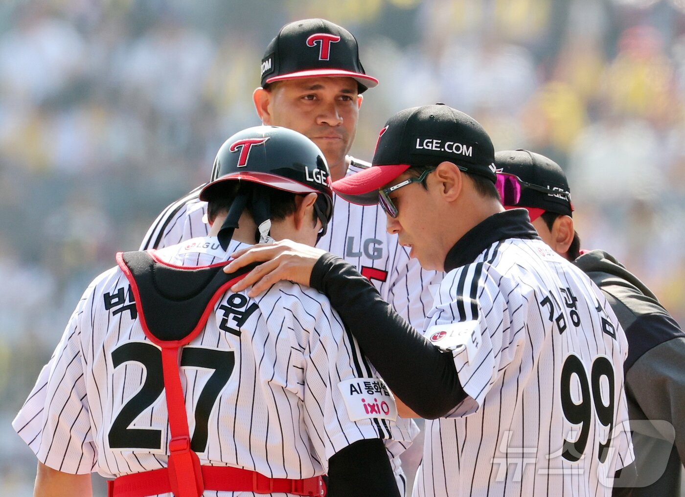 본문 이미지 - 28일 서울 송파구 잠실야구장에서 열린 '2026 신한 SOL KBO리그' 공식 개막전 KT 위즈와 LG 트윈스의 경기, LG 선발 치리노스가 1회초 마운드를 방문한 김광삼 투수코치, 포수 박동원과 대화를 나누고 있다. 2026.3.28 ⓒ 뉴스1 김진환 기자