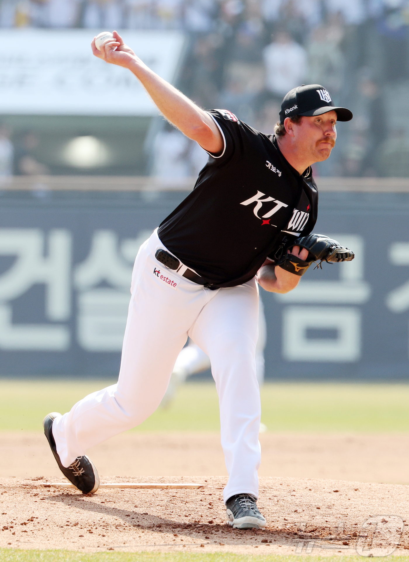 (서울=뉴스1) 김진환 기자 = 28일 서울 송파구 잠실야구장에서 열린 '2026 신한 SOL KBO리그' 공식 개막전 KT 위즈와 LG 트윈스의 경기, KT 선발 사우어가 1회말 …