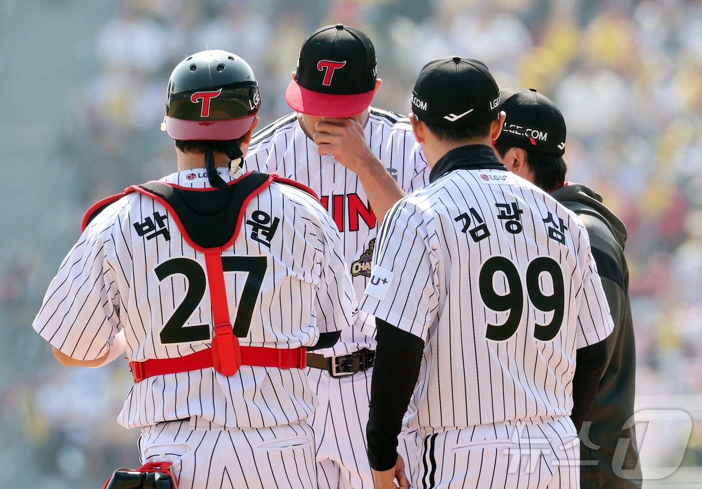 본문 이미지 - 28일 서울 송파구 잠실야구장에서 열린 '2026 신한 SOL KBO리그' 공식 개막전 KT 위즈와 LG 트윈스의 경기, LG 선발 치리노스가 1회초 마운드를 방문한 김광삼 투수코치, 포수 박동원과 대화를 나누고 있다. 2026.3.28 ⓒ 뉴스1 김진환 기자