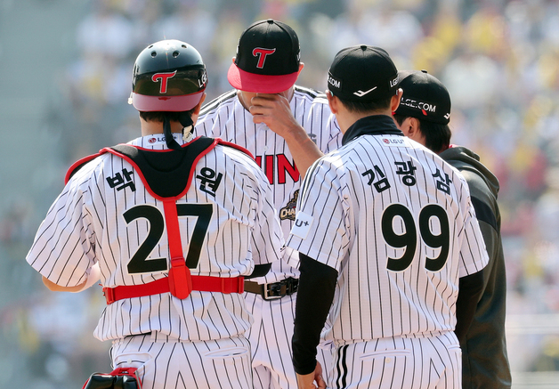 치리노스, 1이닝 6실점 충격투