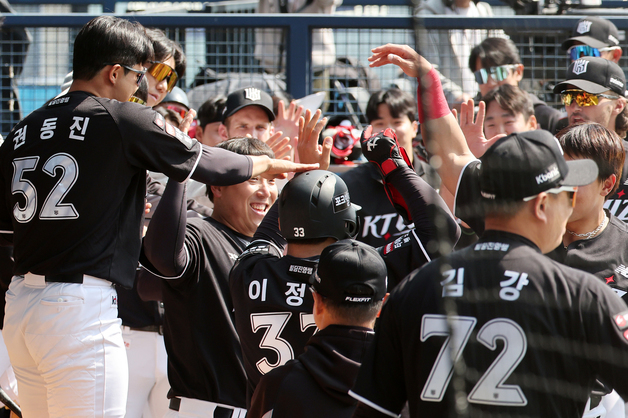 '1회 6득점' 치리노스 공략 성공하는 KT
