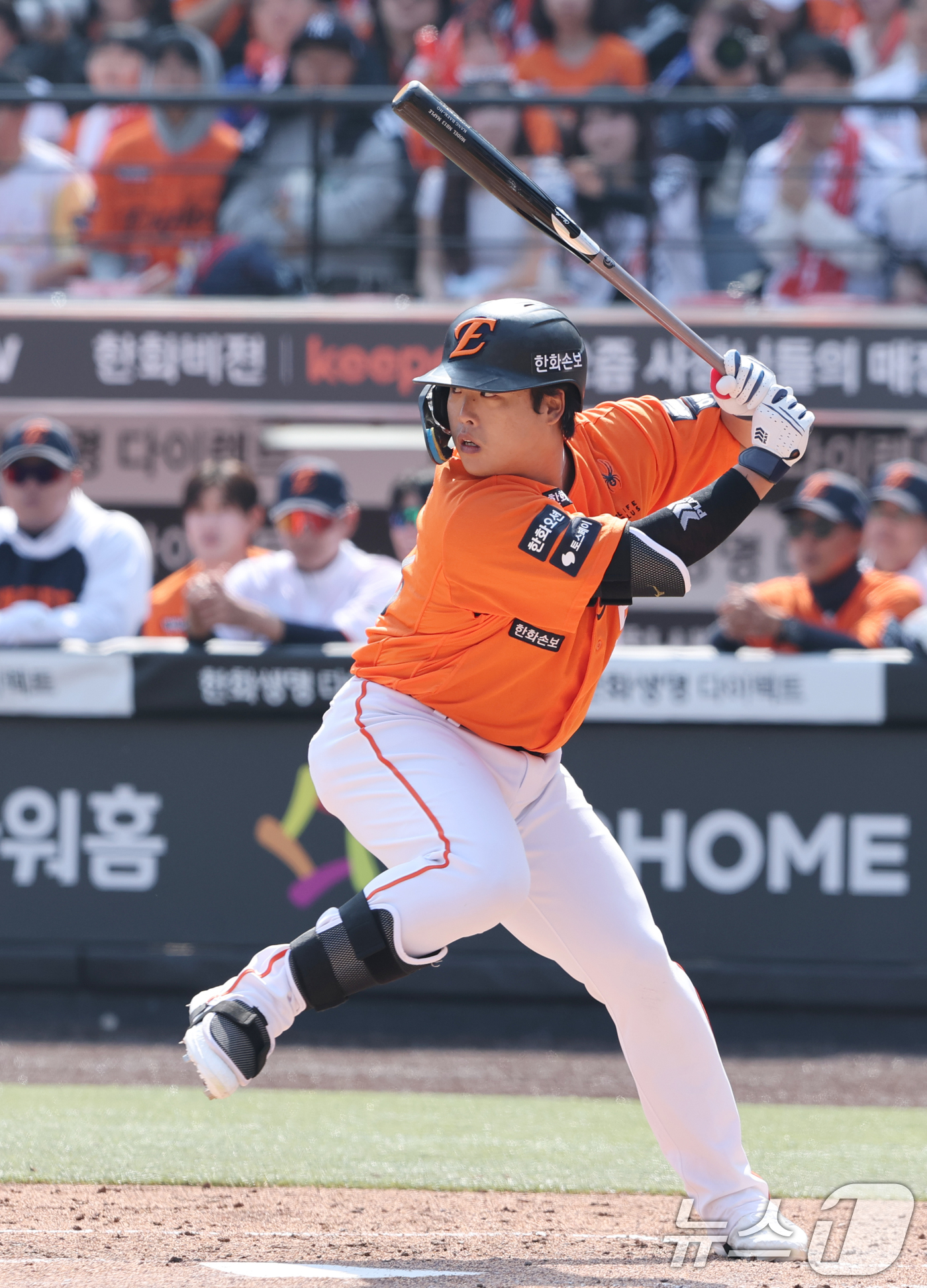 (대전=뉴스1) 김기태 기자 = 28일 대전 한화생명볼파크에서 열린 2026 신한 SOL뱅크 KBO 리그 키움 히어로즈와 한화 이글스 정규시즌 개막전에서 1회말 2사 2, 3루 상 …