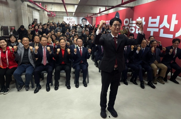 경선 선거 사무소 개소식에서 손 번쩍 든 주진우 의원
