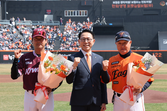 개막 축하 꽃다발 전달