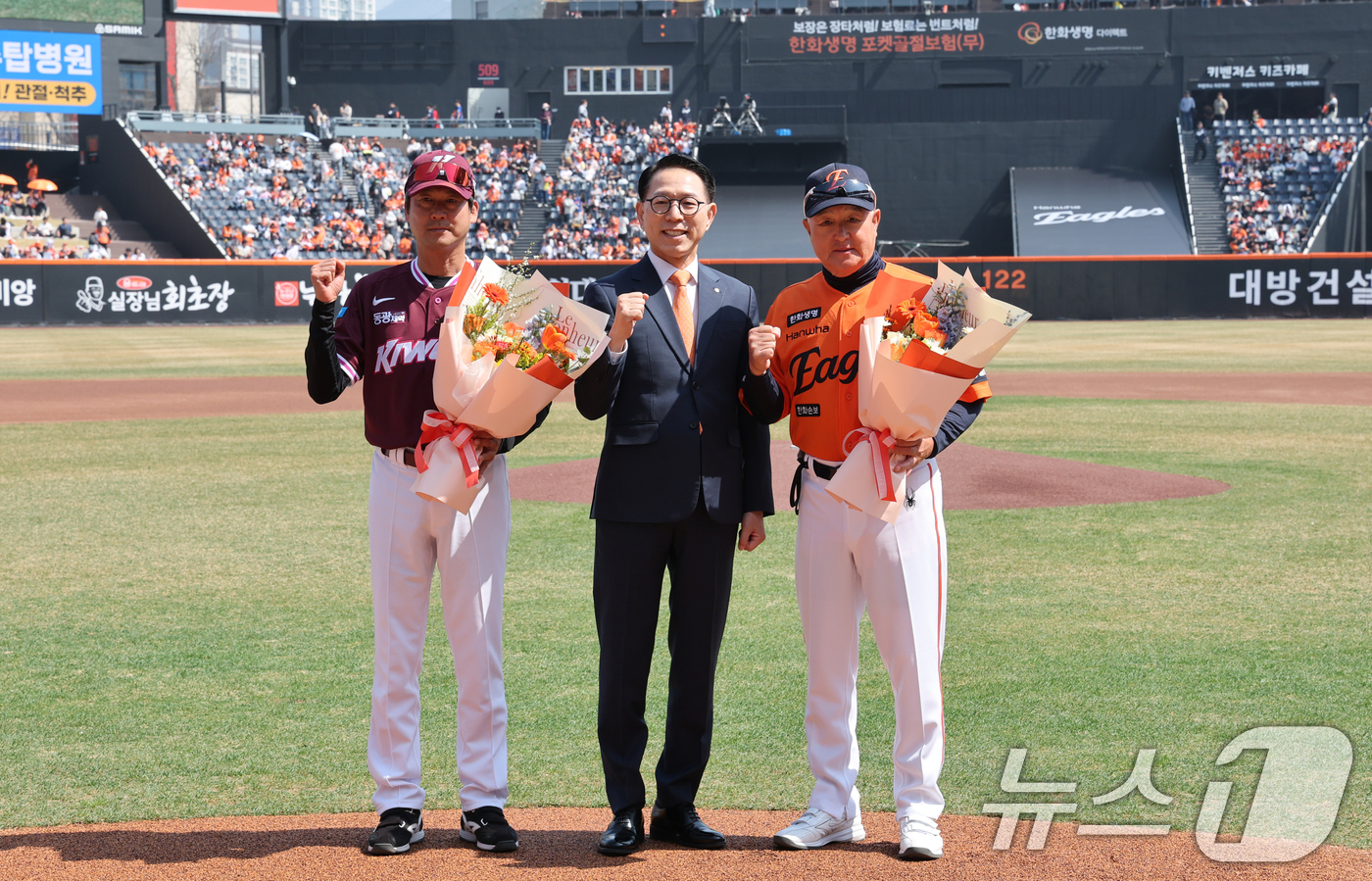 (대전=뉴스1) 김기태 기자 = 28일 대전 한화생명볼파크에서 열린 2026 신한 SOL뱅크 KBO 리그 키움 히어로즈와 한화 이글스 정규시즌 개막전에서 키움 설종진 감독, 박종태 …