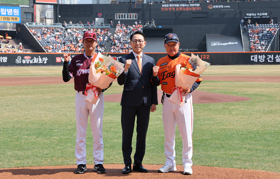 개막 축하 꽃다발 받은 두 감독