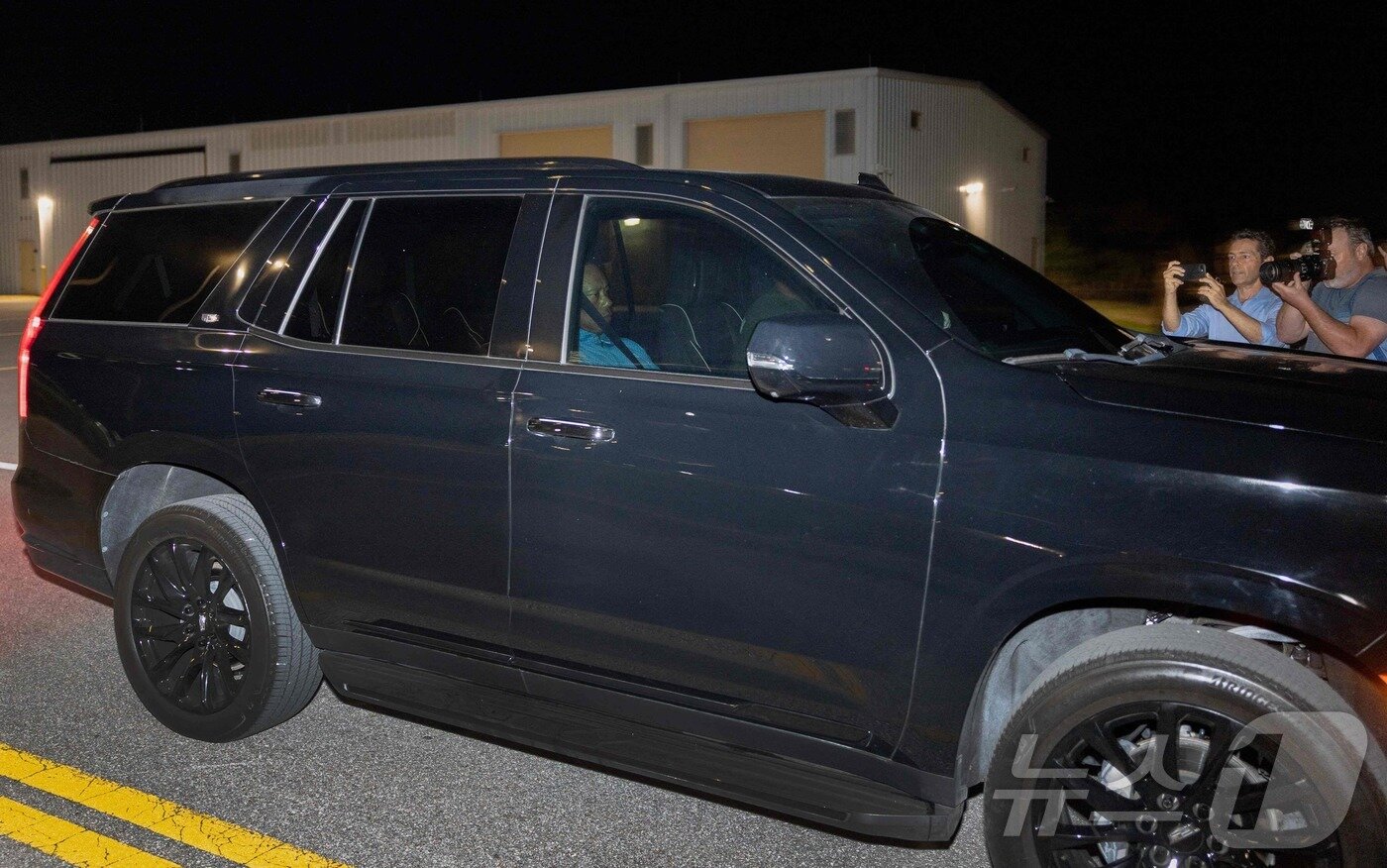 본문 이미지 - 교통사고 후 보석금을 내고 귀가하는 타이거 우즈.  ⓒ AFP=뉴스1