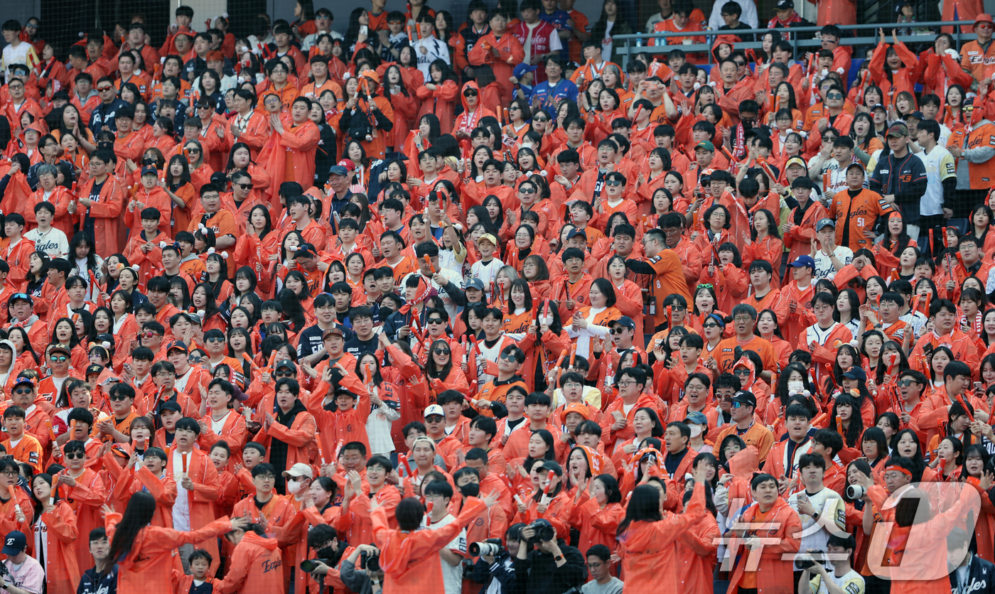 (대전=뉴스1) 김기태 기자 = 28일 대전 한화생명볼파크에서 열린 2026 신한 SOL뱅크 KBO 리그 키움 히어로즈와 한화 이글스 정규시즌 개막전에서 한화팬들이 응원을 펼치고 …
