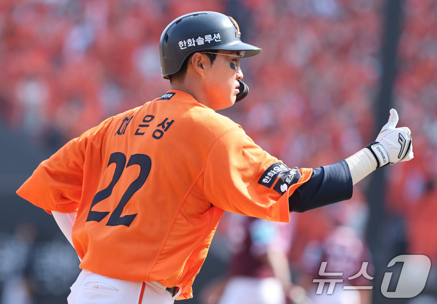 본문 이미지 - 28일 대전 한화생명볼파크에서 열린 2026 신한 SOL뱅크 KBO 리그 키움 히어로즈와 한화 이글스 정규시즌 개막전에서 4회말 1사 한화 채은성이 1점 홈런을 치고 엄지를 보이고 있다. 2026.3.28 ⓒ 뉴스1 김기태 기자