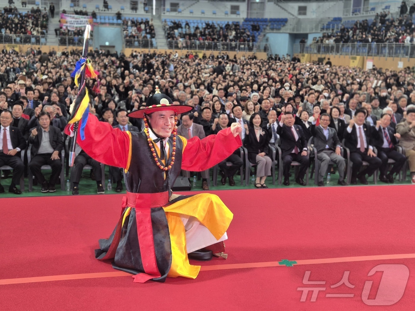 (강릉=뉴스1) 윤왕근 기자 = 28일 오후 강원 강릉아레나에서 열린 강원도정 보고회 강릉권 행사에 강원도관찰사 복장을 한 김진태 지사가 포즈를 참석자들과 사진촬영을 하고 있다. …