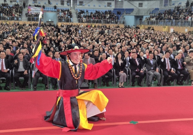 강원도관찰사 복장 한 김진태 지사