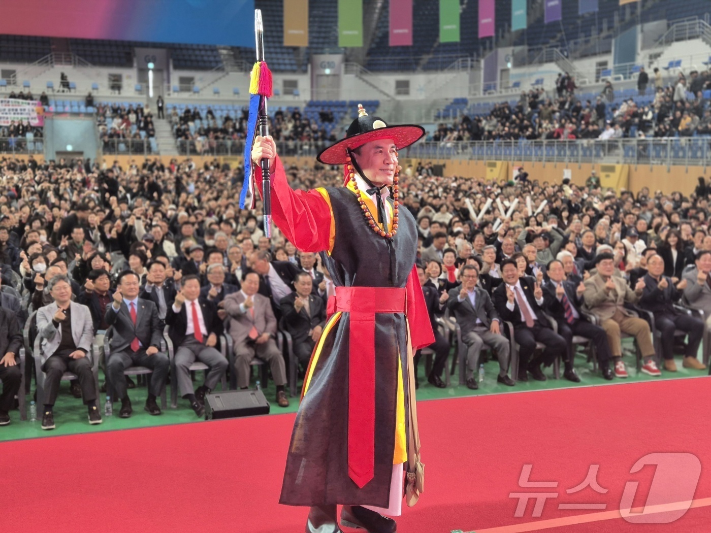 (강릉=뉴스1) 윤왕근 기자 = 28일 오후 강원 강릉아레나에서 열린 강원도정 보고회 강릉권역 행사에 강원도관찰사 복장을 한 김진태 지사가 포즈를 취해보이고 있다. 2026.3.2 …