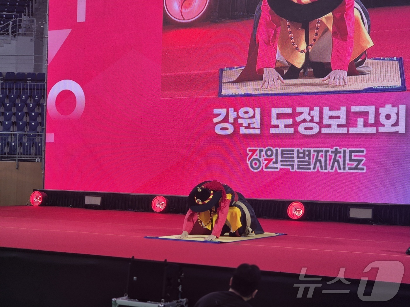 (강릉=뉴스1) 윤왕근 기자 = 28일 오후 강원 강릉아레나에서 열린 강원도정 보고회 강릉권역 행사에 강원도관찰사 복장을 한 김진태 지사가 큰절을 올리고 있다. 2026.3.28/ …