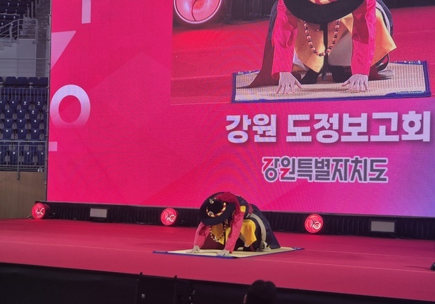 큰절하는 김진태 강원도지사