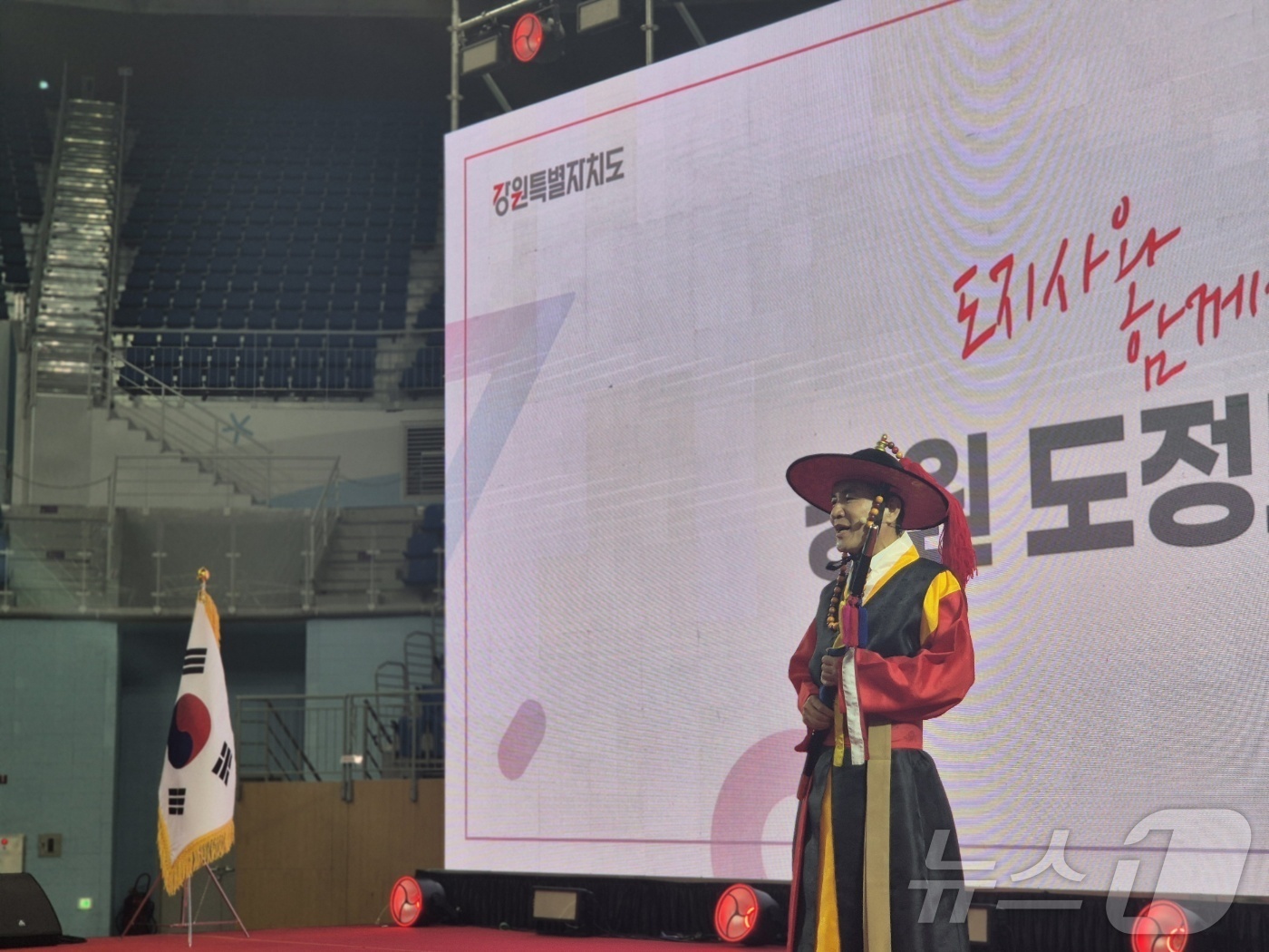 (강릉=뉴스1) 윤왕근 기자 = 28일 오후 강원 강릉아레나에서 열린 강원도정 보고회 강릉권역 행사에 강원도관찰사 복장을 한 김진태 지사가 브리핑을 시작하고 있다. 2026.3.2 …