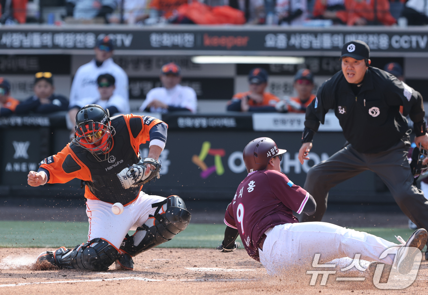 (대전=뉴스1) 김기태 기자 = 28일 대전 한화생명볼파크에서 열린 2026 신한 SOL뱅크 KBO 리그 키움 히어로즈와 한화 이글스 정규시즌 개막전에서 5회초 1사 만루 상황, …