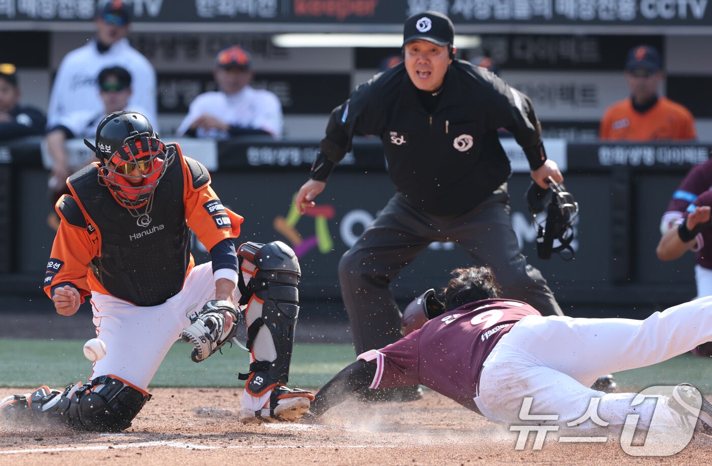 본문 이미지 - 28일 대전 한화생명볼파크에서 열린 2026 신한 SOL뱅크 KBO 리그 키움 히어로즈와 한화 이글스 정규시즌 개막전에서 5회초 1사 만루 상황 키움 브룩스의 3타점 적시타 때 1루주자 안치홍이 홈에서 슬라이딩을 하고 있다. 2026.3.28 ⓒ 뉴스1 김기태 기자