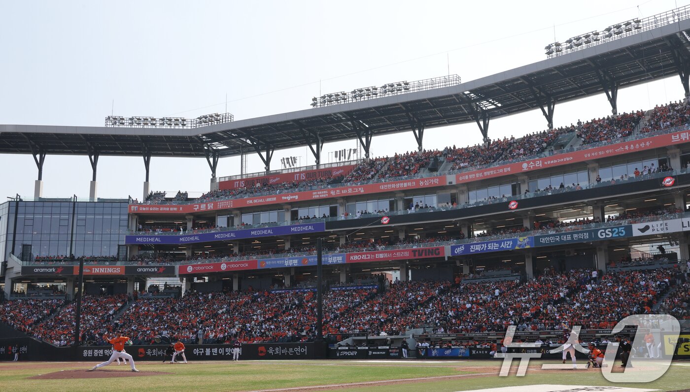 본문 이미지 - 28일 대전 한화생명볼파크에서 열린 2026 신한 SOL뱅크 KBO 리그 키움 히어로즈와 한화 이글스 정규시즌 개막전에서 매진을 기록했다. 2026.3.28 ⓒ 뉴스1 김기태 기자