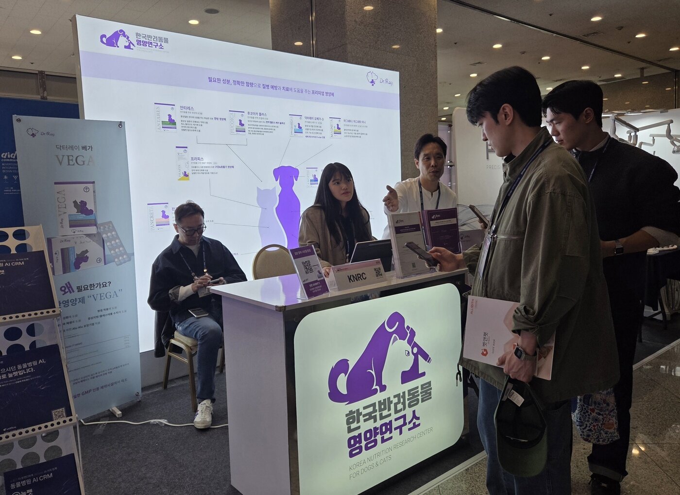 본문 이미지 - 2026 춘계 서울수의임상컨퍼런스에 참가한 한국반려동물영양연구소 부스 ⓒ 뉴스1 한송아 기자
