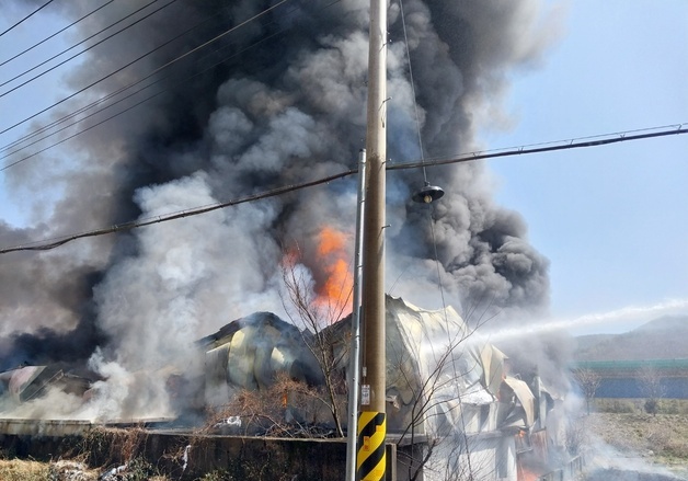 하동 그릇도매 업체서 불…1회용 플라스틱 그릇 많아 진화 난항