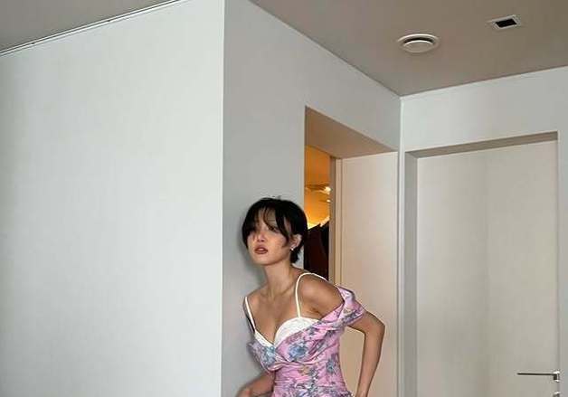 화사, 속옷 드러내는 과감 원피스 패션…섹시 아우라 [N샷]