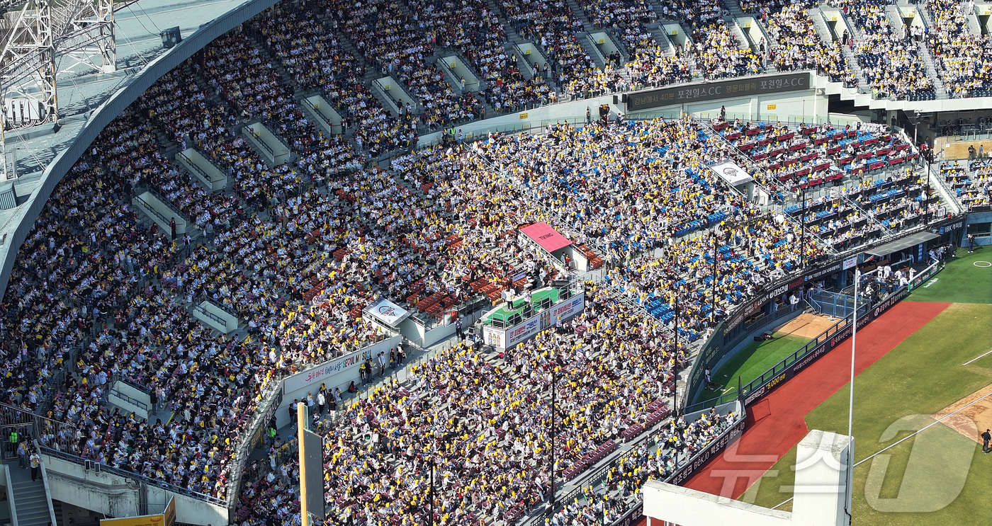 (서울=뉴스1) 김진환 기자 = 28일 서울 송파구 잠실야구장에서 열린 '2026 신한 SOL KBO리그' 공식 개막전 KT 위즈와 LG 트윈스의 경기를 찾은 수많은 야구팬들이 열 …