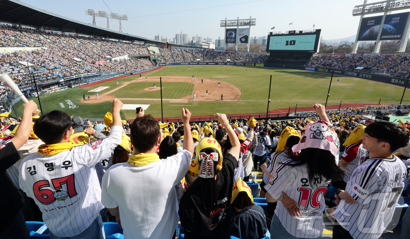 (서울=뉴스1) 김진환 기자 = 28일 서울 송파구 잠실야구장에서 열린 '2026 신한 SOL KBO리그' 공식 개막전 KT 위즈와 LG 트윈스의 경기를 찾은 1루 LG 응원단이 …