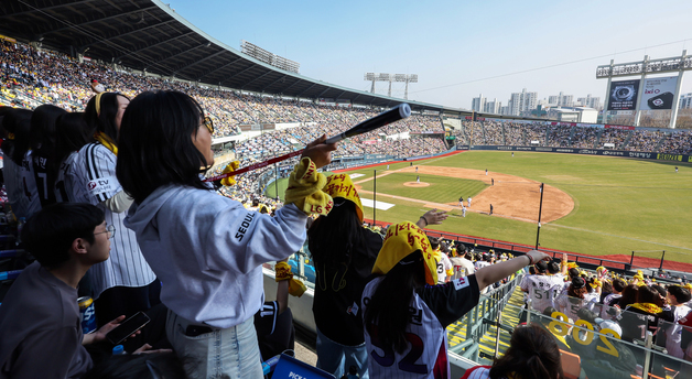 올해 더 뜨거운 프로야구 열기, 역대 최소 55경기 만에 100만 관중