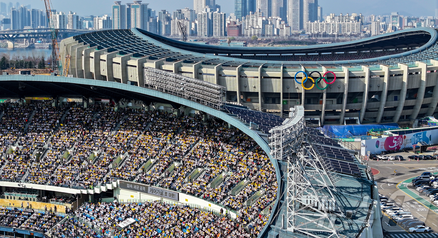 (서울=뉴스1) 김진환 기자 = 28일 서울 송파구 잠실야구장에서 열린 '2026 신한 SOL KBO리그' 공식 개막전 KT 위즈와 LG 트윈스의 경기를 찾은 수많은 야구팬들이 열 …