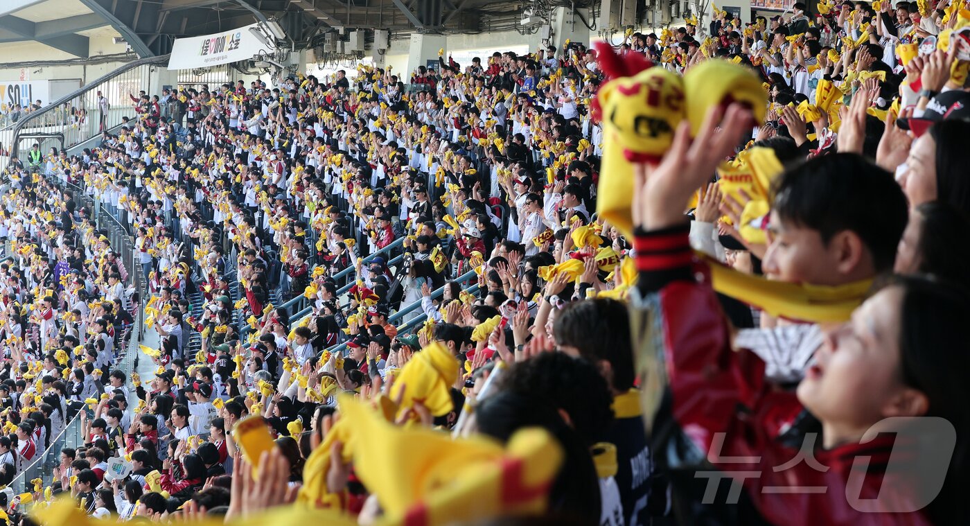 본문 이미지 - 28일 서울 송파구 잠실야구장에서 열린 '2026 신한 SOL KBO리그' 공식 개막전 KT 위즈와 LG 트윈스의 경기를 찾은 1루 LG 응원단이 열정적인 응원을 펼치고 있다. 한편, KBO는 이날 전국 5개 구장에서 열린 개막전에 총관중 10만5878명이 입장했다고 발표했다. 2026.3.28 ⓒ 뉴스1 김진환 기자