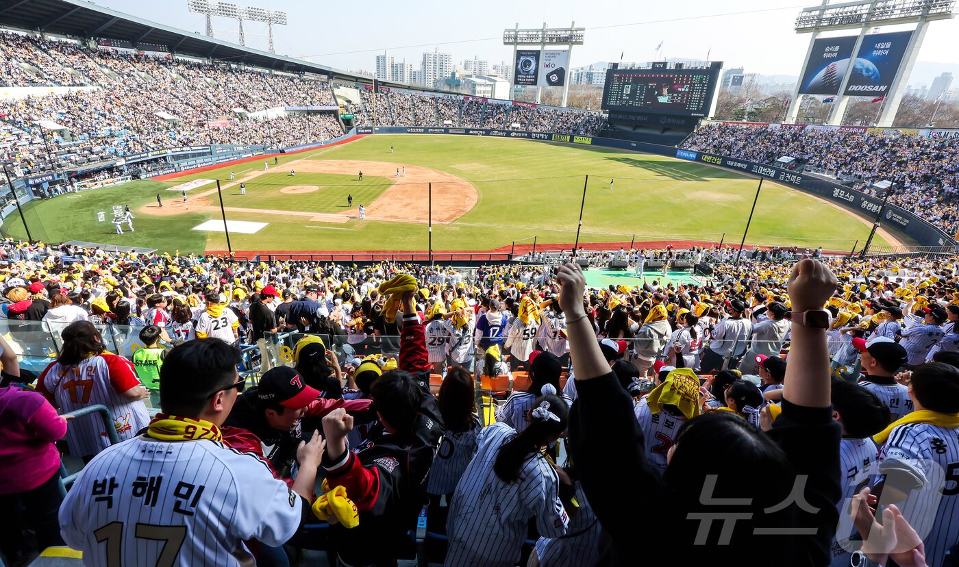 본문 이미지 - 28일 서울 송파구 잠실야구장에서 열린 '2026 신한 SOL KBO리그' 공식 개막전 KT 위즈와 LG 트윈스의 경기를 찾은 1루 LG 응원단이 열정적인 응원을 펼치고 있다. 한편, KBO는 이날 전국 5개 구장에서 열린 개막전에 총관중 10만5878명이 입장했다고 발표했다. 이날 관중은 2019년 11만4021명, 2025년 10만9950명에 이어 역대 개막전 3위 기록이다. 2026.3.28 ⓒ 뉴스1 김진환 기자