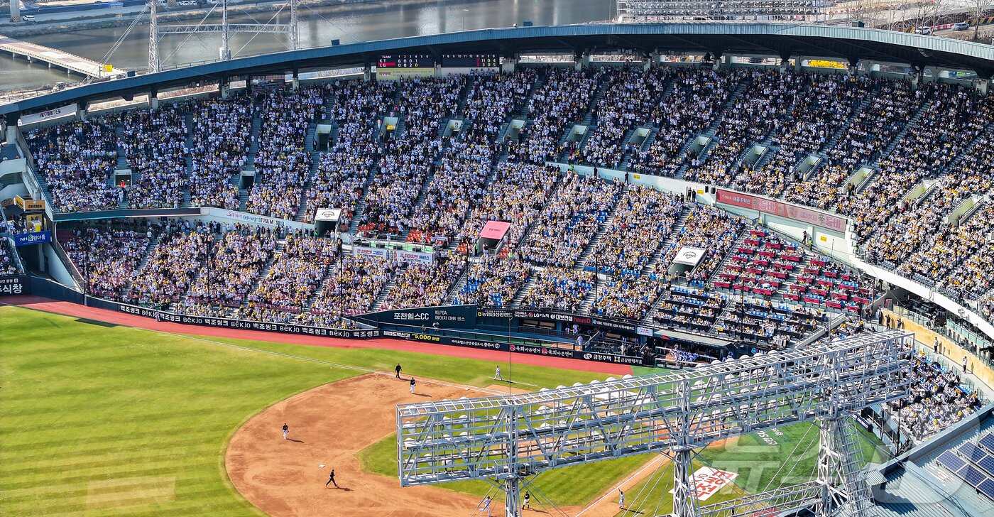 본문 이미지 - 28일 서울 송파구 잠실야구장에서 열린 '2026 신한 SOL KBO리그' 공식 개막전 KT 위즈와 LG 트윈스의 경기를 찾은 수많은 야구팬들이 열정적인 응원을 펼치고 있다. 한편, KBO는 이날 전국 5개 구장에서 열린 2026 신한 SOL 뱅크 KBO리그 개막전에 총관중 10만5878명이 입장했다고 발표했다. 2026.3.28 ⓒ 뉴스1 김진환 기자