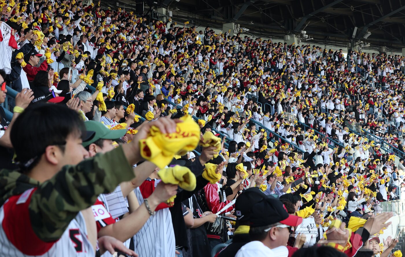 본문 이미지 - 28일 서울 송파구 잠실야구장에서 열린 '2026 신한 SOL KBO리그' 공식 개막전 KT 위즈와 LG 트윈스의 경기를 찾은 1루 LG 응원단이 열정적인 응원을 펼치고 있다. 한편, KBO는 이날 전국 5개 구장에서 열린 개막전에 총관중 10만5878명이 입장했다고 발표했다. 2026.3.28 ⓒ 뉴스1 김진환 기자