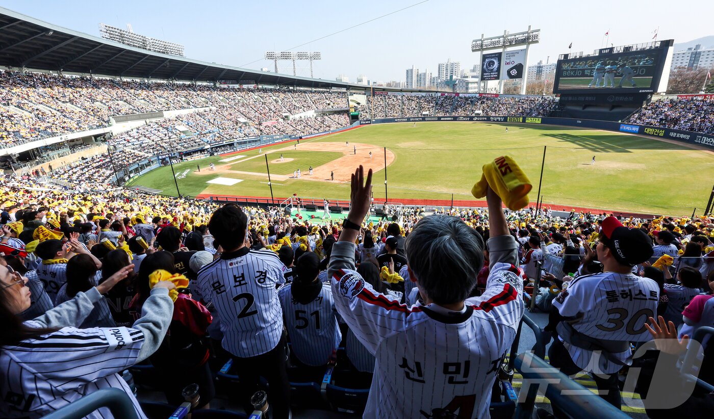 본문 이미지 - 28일 서울 송파구 잠실야구장에서 열린 '2026 신한 SOL KBO리그' 공식 개막전 KT 위즈와 LG 트윈스의 경기를 찾은 1루 LG 응원단이 열정적인 응원을 펼치고 있다. 한편, KBO는 이날 전국 5개 구장에서 열린 개막전에 총관중 10만5878명이 입장했다고 발표했다. 2026.3.28 ⓒ 뉴스1 김진환 기자