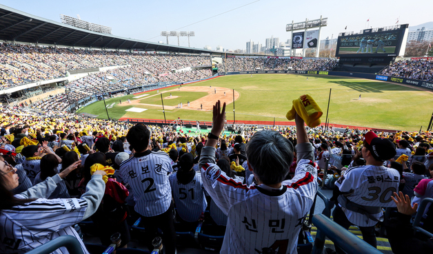 야구장은 오늘도 만원 관중…2026년 개막 시리즈 전 경기 매진