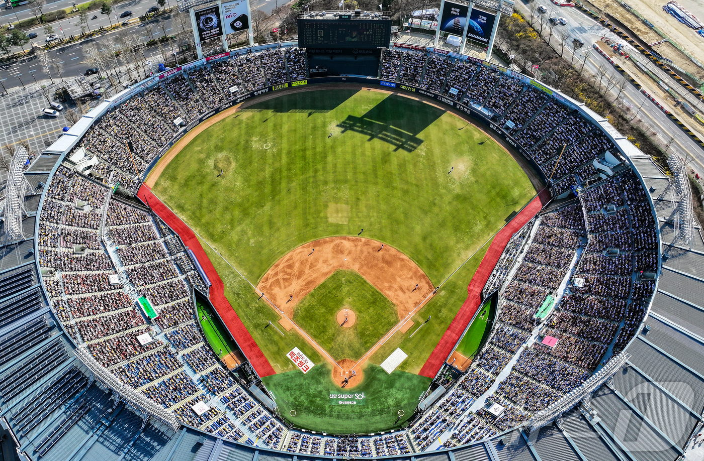 (서울=뉴스1) 김진환 기자 = 28일 서울 송파구 잠실야구장에서 열린 '2026 신한 SOL KBO리그' 공식 개막전 KT 위즈와 LG 트윈스의 경기를 찾은 수많은 야구팬들이 열 …