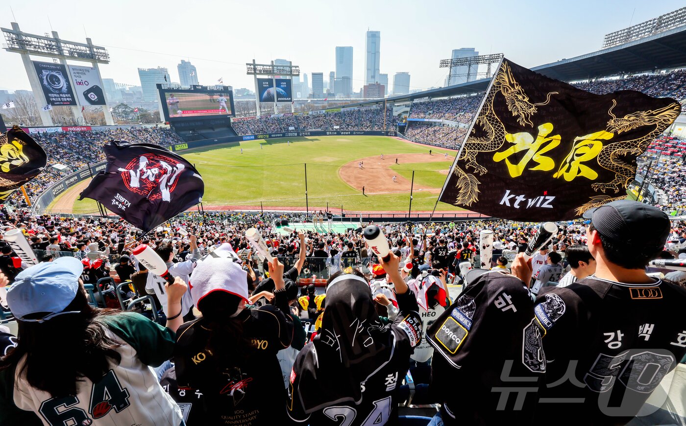 본문 이미지 - 28일 서울 송파구 잠실야구장에서 열린 '2026 신한 SOL KBO리그' 공식 개막전 KT 위즈와 LG 트윈스의 경기를 찾은 3루 KT 응원단이 열정적인 응원을 펼치고 있다. 한편, KBO는 이날 전국 5개 구장에서 열린 개막전에 총관중 10만5878명이 입장했다고 발표했다. 2026.3.28 ⓒ 뉴스1 김진환 기자