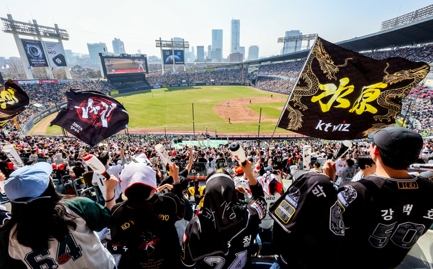 열띤 응원 펼치는 KT 응원단