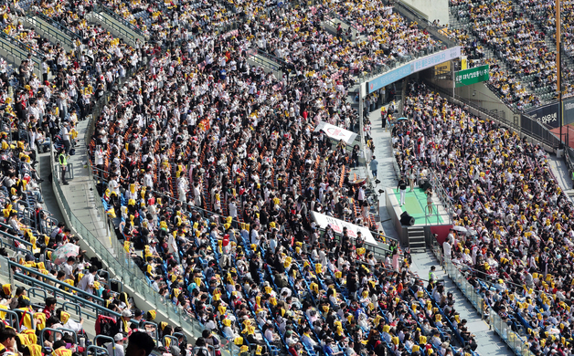 만원 관중 들어찬 잠실야구장