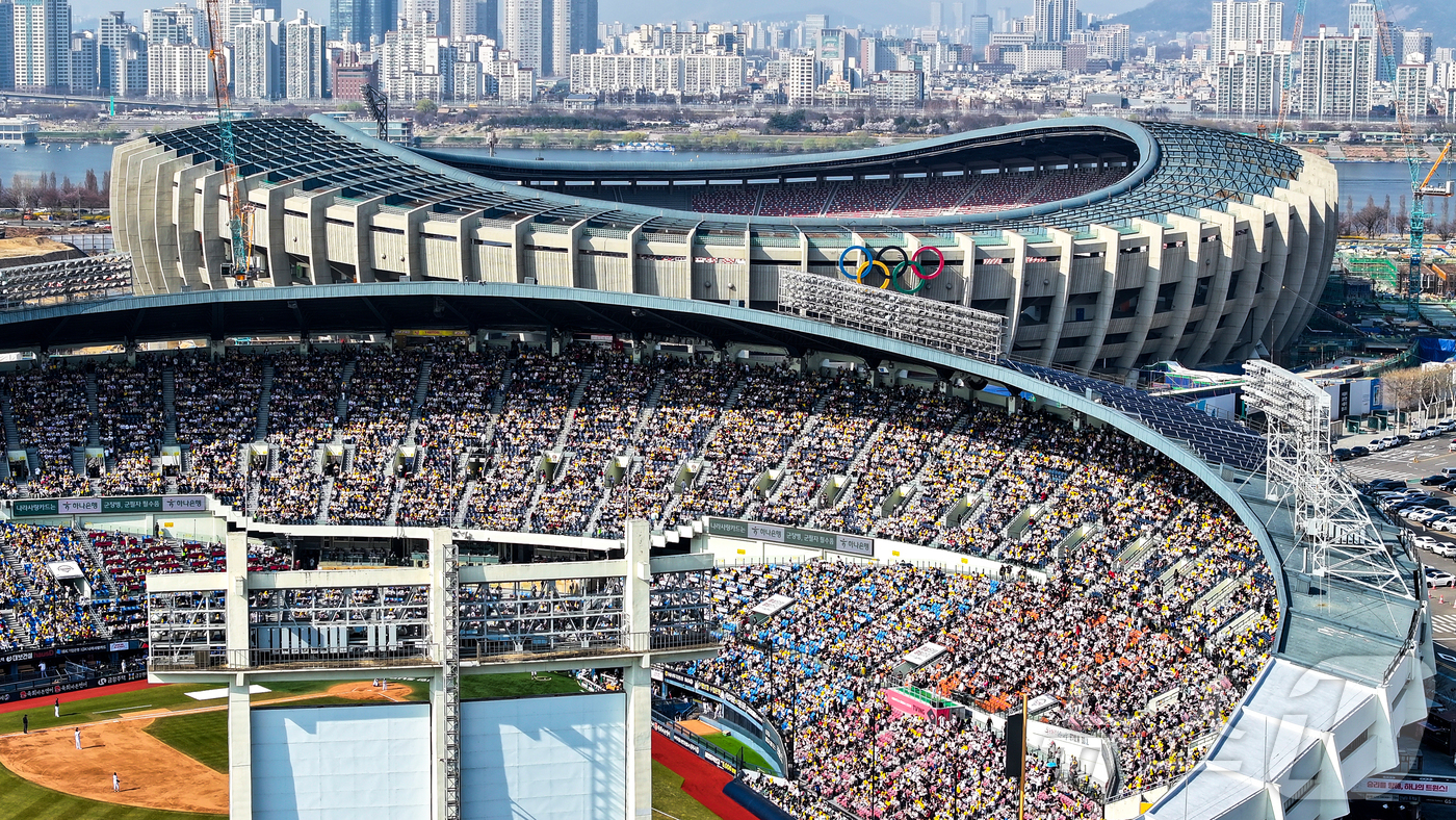 (서울=뉴스1) 김진환 기자 = 28일 서울 송파구 잠실종합운동장 내 잠실야구장과 올림픽주경기장.서울시는 2026년 12월 잠실야구장 철거 작업에 들어갈 예정이며 지난 1988년 …