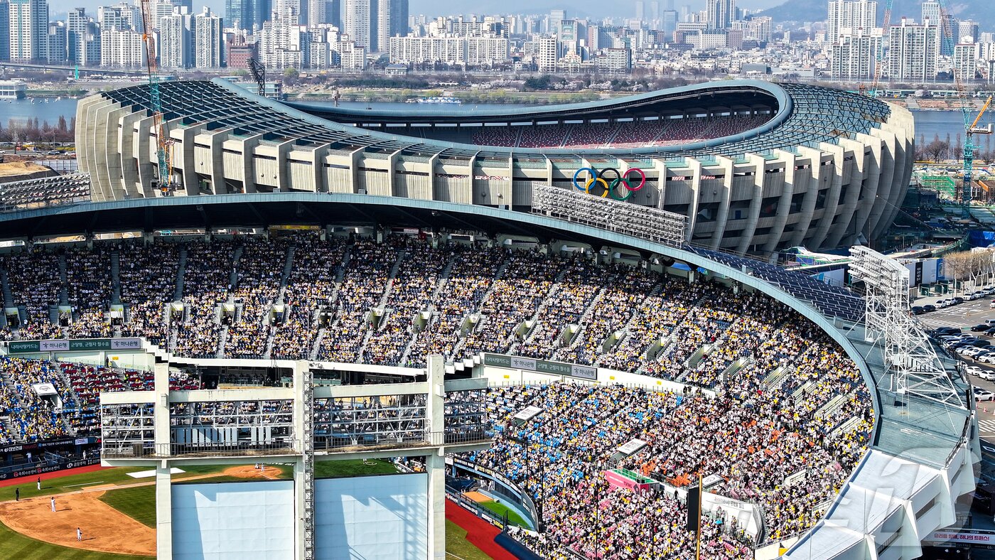 본문 이미지 - 28일 서울 송파구 잠실야구장에서 열린 '2026 신한 SOL KBO리그' 공식 개막전 KT 위즈와 LG 트윈스의 경기를 찾은 수많은 야구팬들이 열정적인 응원을 펼치고 있다.  2026.3.28 ⓒ 뉴스1 김진환 기자