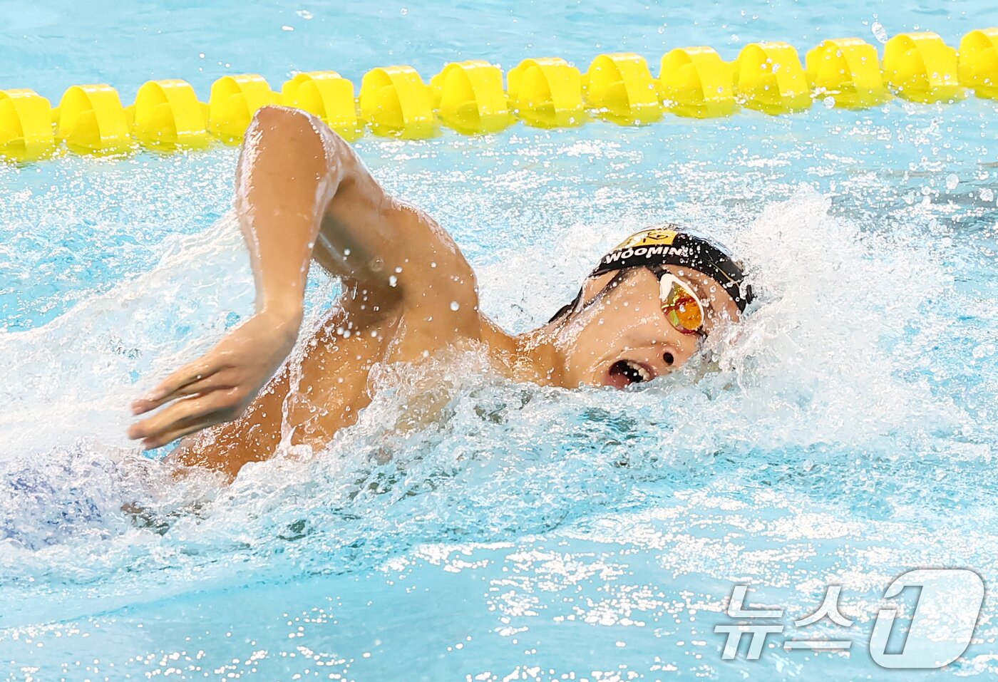 본문 이미지 - 강원도청 김우민이 28일 오후 경북 김천실내수영장에서 열린 2026 KB금융 코리아 스위밍 챔피언십 경영 국가대표 선발대회 남자 자유형 400ｍ 결승에서 역영하고 있다. 2026.3.28 ⓒ 뉴스1 김민지 기자